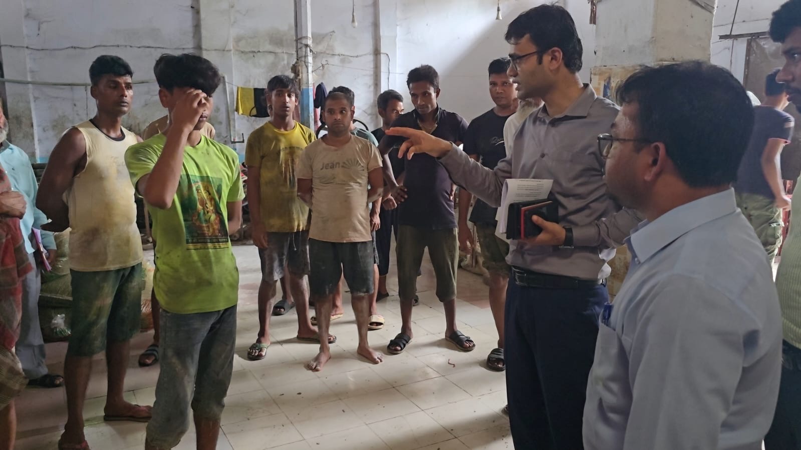 বগুড়ায় ডলার চানাচুর কারখানায় মোবাইল কোর্ট, ৩ লাখ টাকা জরিমানা
