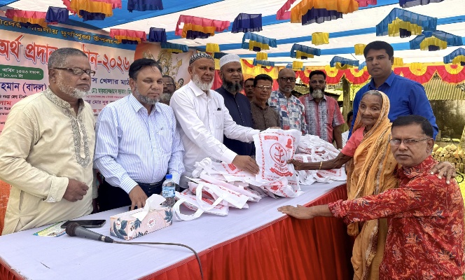বগুড়ায় দূর্গাপূজা উপলক্ষে স্বর্ণগ্রামের নগদ অর্থ ও বস্ত্র বিতরণ 