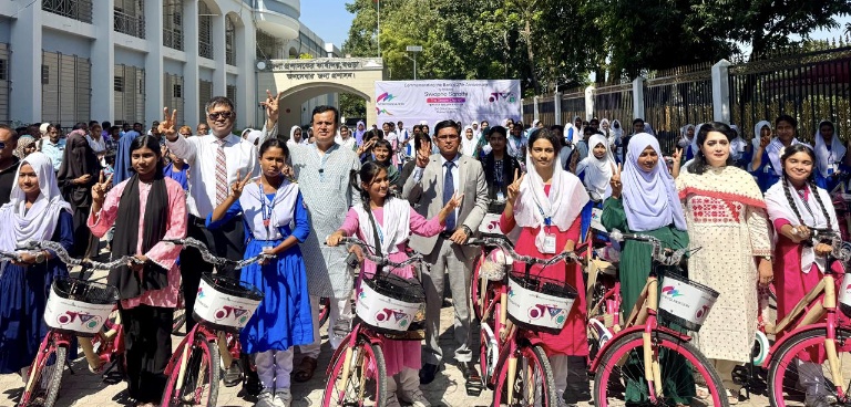 স্কুল যেতে বাঁধা হবে না দূরত্ব: বগুড়ায় নারী শিক্ষার্থীদের মাঝে বাইসাইকেল বিতরণ 