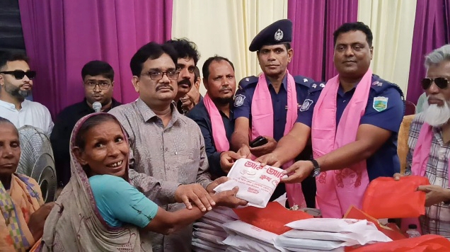 মহাঅষ্টমীতে বগুড়া ডালপট্টিতে ২ শতাধিক মানুষের মাঝে বস্ত্র বিতরণ